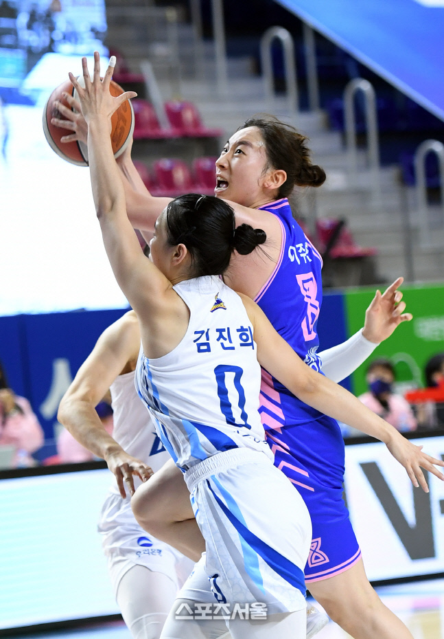 [포토]골밑으로 파고드는 삼성생명 이주연