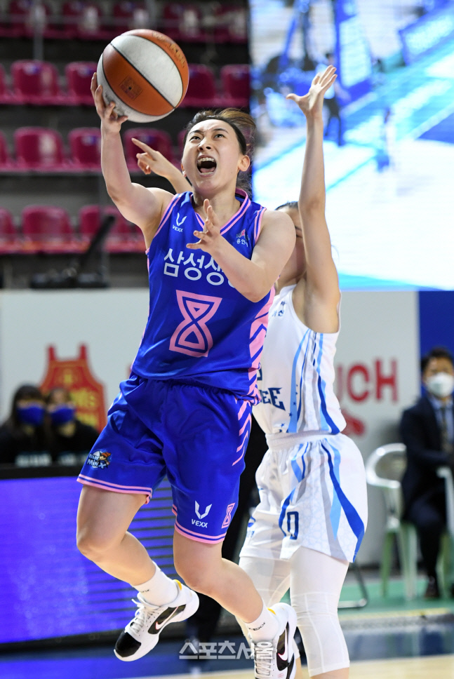 [포토]삼성생명 이주연의 레이업슛