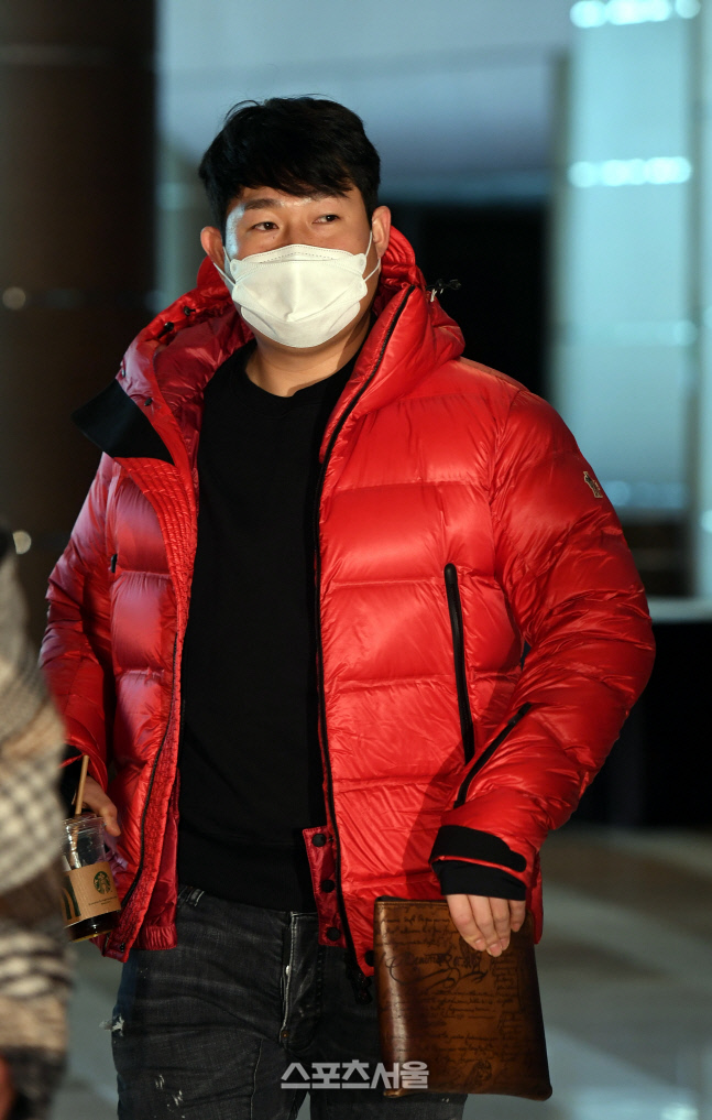 [포토] 정기총회장 입장하는 양의지 선수협회장