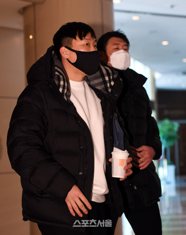 [포토] 안치홍 '커피 들고 총회장 입장'