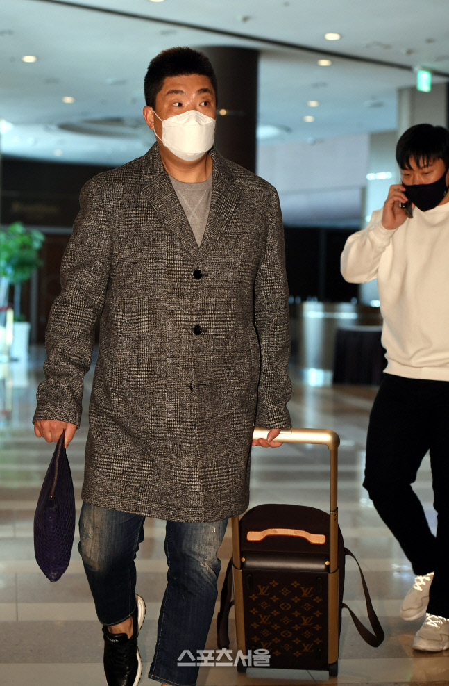 [포토] 나지완 '캐리어 끌고 총회장 입장'