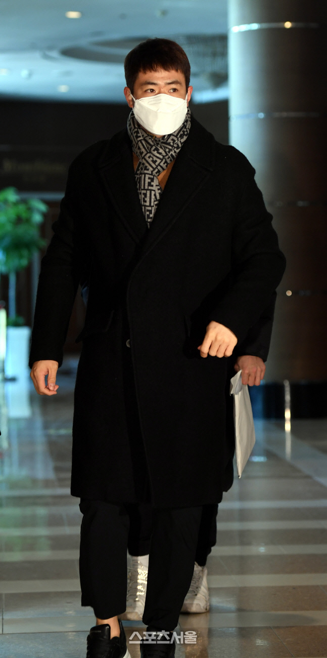 [포토] 선수협 총회장 입장하는 김재환