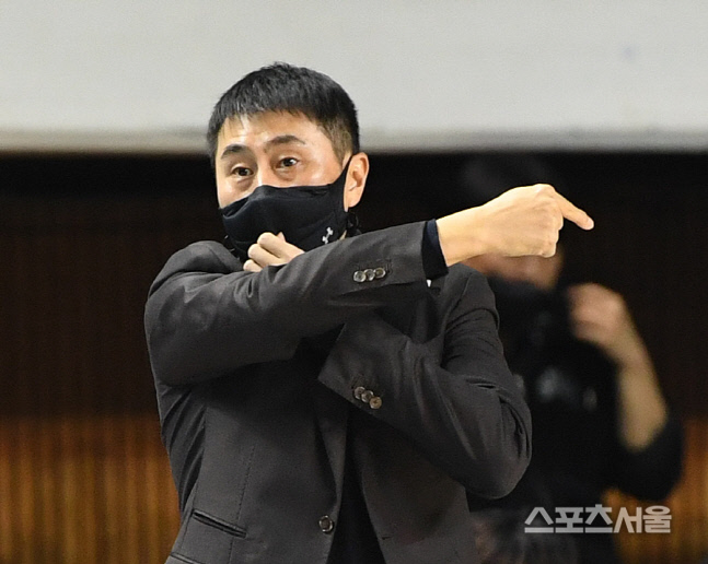 [포토] KCC 이상민 감독, 빠르게!