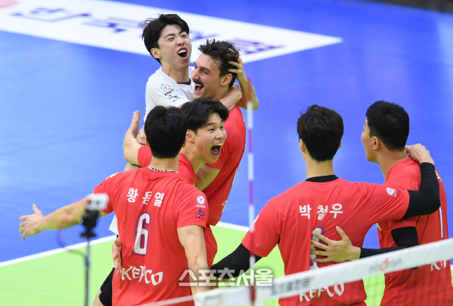 [포토]한국전력 러셀의 득점, 분위기 좋고!