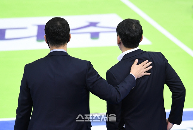 [포토]장병철 감독-최태웅 감독, '친구야! 멋진 경기였어!'