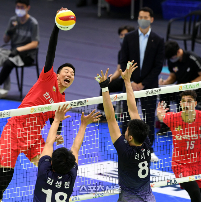 [포토] 한국전력 신영석, 으랏차차!