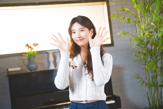 카카오M_수지 팬서트_1s