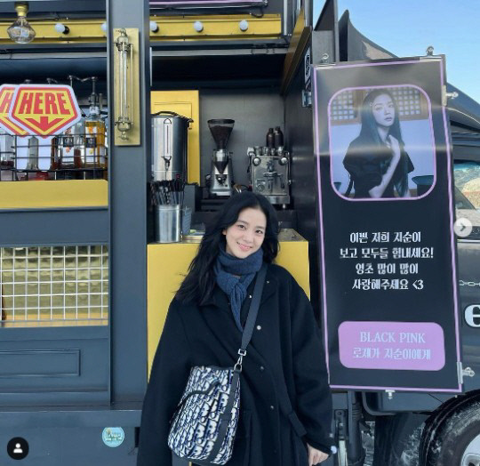 "로제가 지순이에게" 블랙핑크 지수X로제, 커피차로 훈훈한 우정 과시[★SNS]