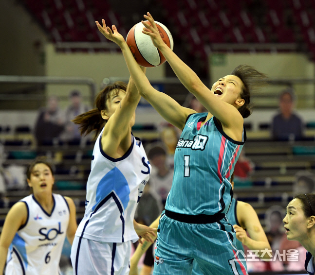 [포토] 하나원큐 신지현, 아아악!