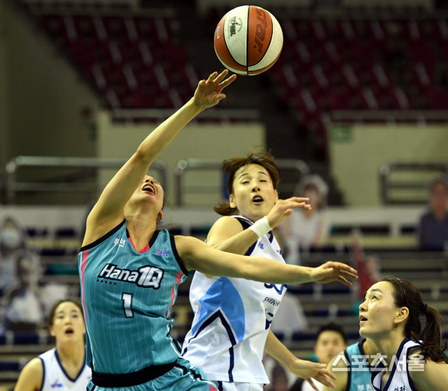 [포토] 하나원큐 신지현, 파울이 너무해!