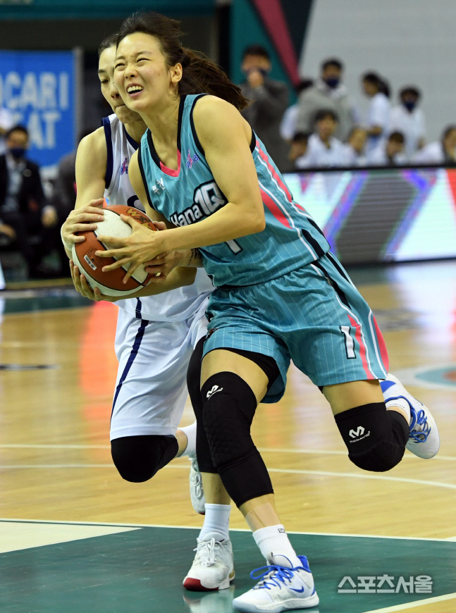 [포토] 하나원큐 신지현, 누가 잡는거야?