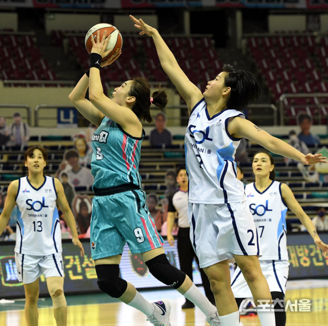 [포토] 하나원큐 백지은, 앞이 열렸는데!