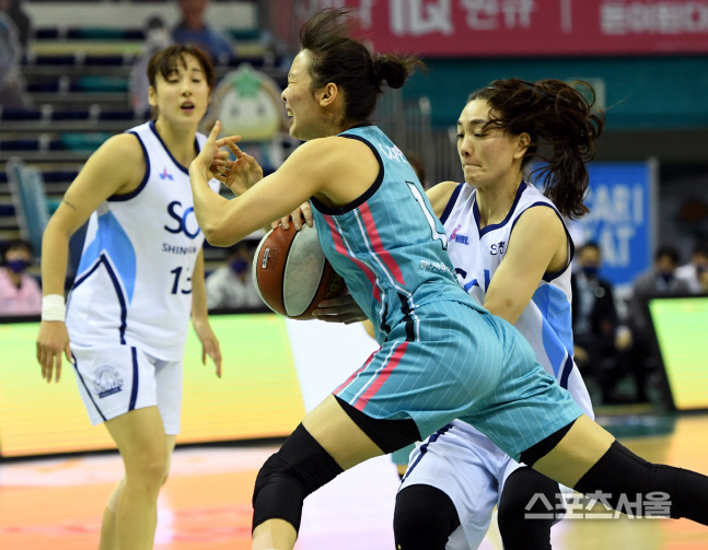 [포토] 하나원큐 신지현, 파울이 너무해!