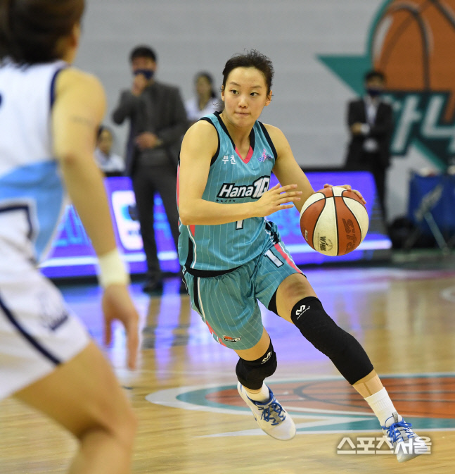 [포토] 하나원큐 신지현, 뚫는다!