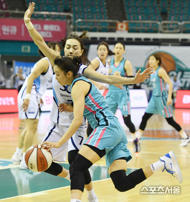 [포토] 하나원큐 신지현, 거센 수비 뚫고!