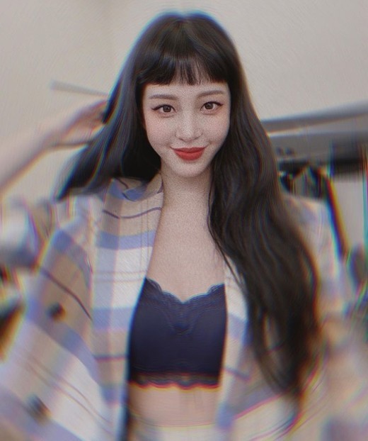 한예슬, 짧은 처피뱅에 과감한 코디 '뭘 해도 예뻐'[★SNS]