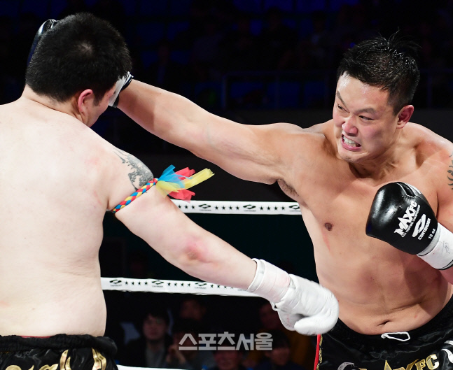 조두순을 응징하러 나섰던 '헤비급챔피언' 명현만, 공무집행방해 등의 혐의로 경찰조사 받아