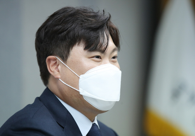 답변하는 류현진