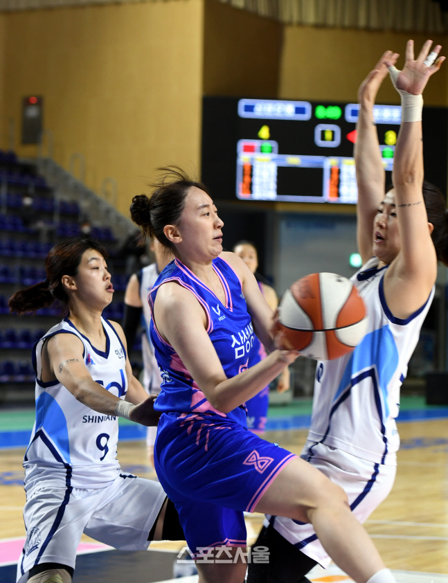 [포토] 이주연 '이거 받아'