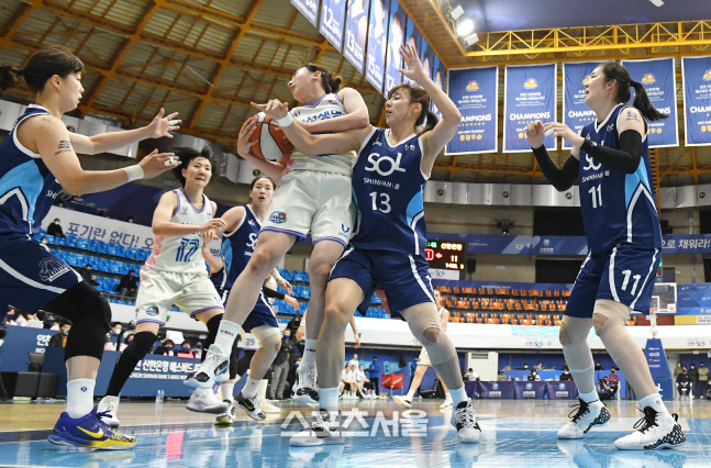 [포토]공격 리바운드 잡아내는 삼성생명 이주연
