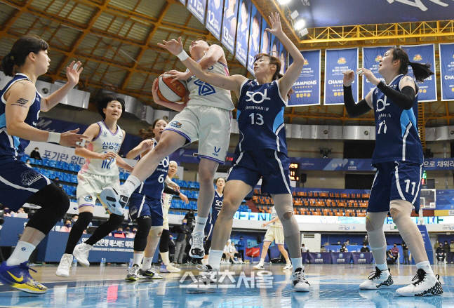 [포토]삼성생명 이주연, 악착같이!