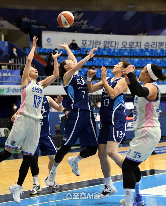 [포토]신한은행-삼성생명, 순위 다툼 만큼 치열하게!