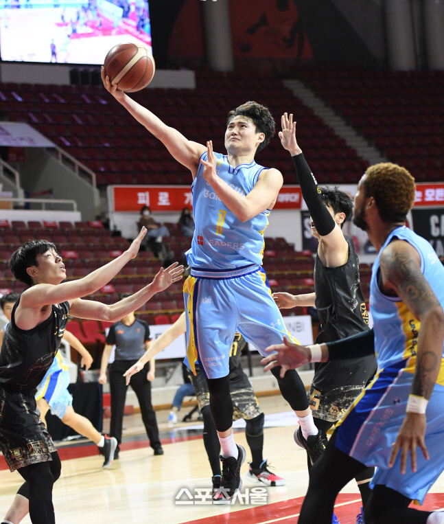 [포토]삼성 이동엽, 과감한 돌파에 이어 슛!