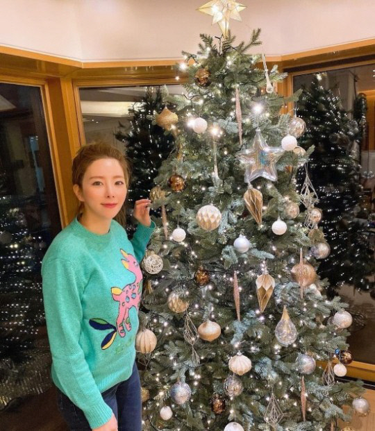 '김태우♥' 김애리, 아이들과 함께 실내 캠핑…빛나는 미모에 시선[★SNS]