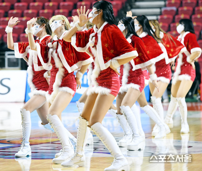 [포토] 전자랜드 치어리더, 산타걸의 응원!