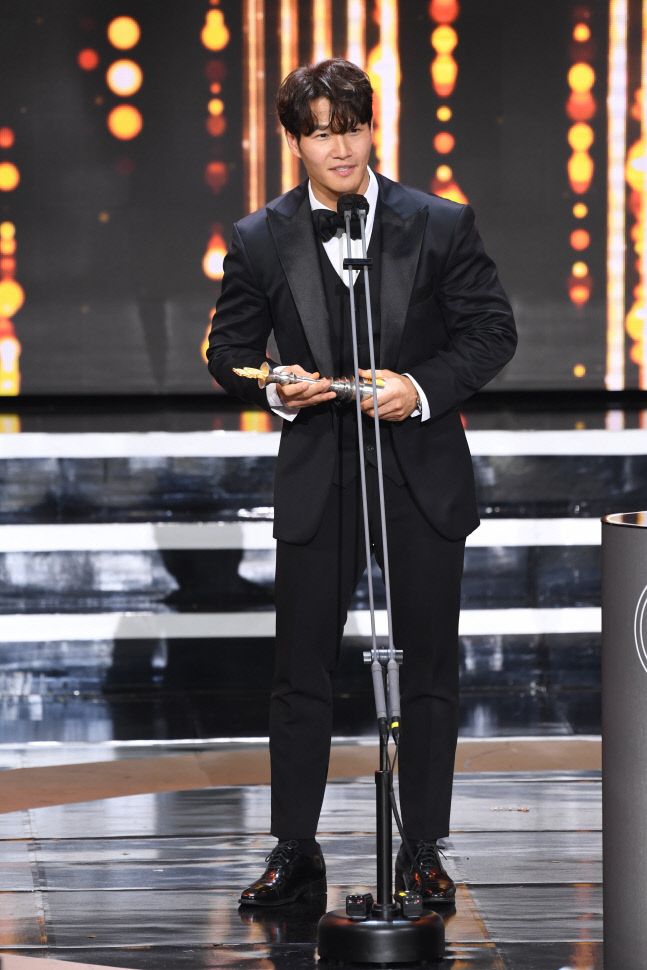 '2020 SBS 연예대상' 대상 주인공은 김종국 "유재석X강호동 좋은 스승 만났다"[종합]