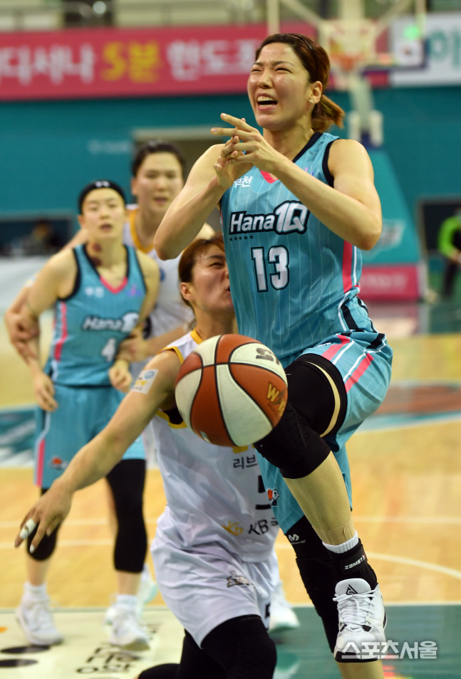 심성영 수비에 막히는 하나원큐 이채은[포토]