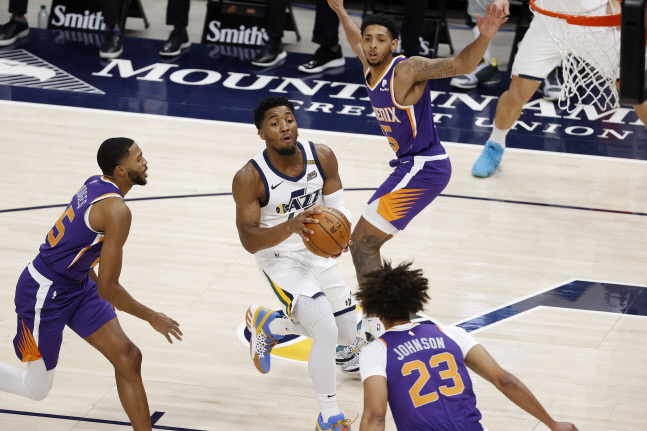 BASKETBALL-NBA-UTA-PHX/