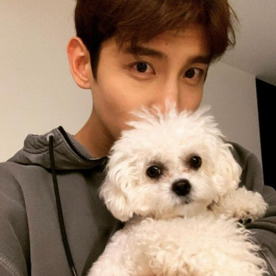 최강창민, 신혼의 달달한 일상 공개…반려견과 한 컷[★SNS]
