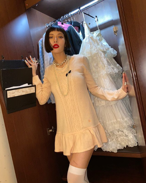 현아, 도발적인 포즈 속 이국적 매력 담은 '섹시 美' [★SNS]