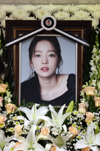 故 구하라 친오빠, 상속재산 소송 일부 승소 "친모와 6:4로 분할"[전문]