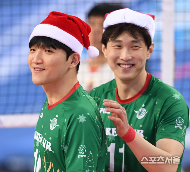 [포토] 대한항공 정지석, 산타 모자... 잘 어울리나요?