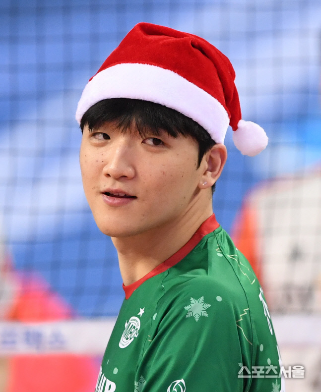 [포토] 대한항공 정지석, 산타 모자가... 잘 어울려~