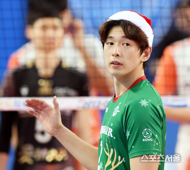 [포토] 대한항공 한선수, 산타 모자가 잘 어울려~