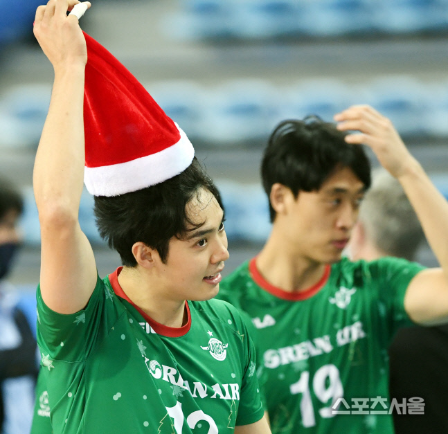 [포토] 대한항공 조재영, 오랜만에 산타 모자~