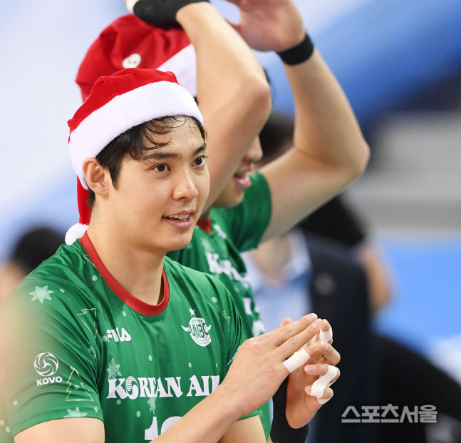 [포토] 대한항공 조재영, 산타 모자...썼어요~