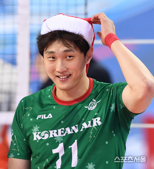 [포토] 대한항공 손현종, 산타 모자가...?