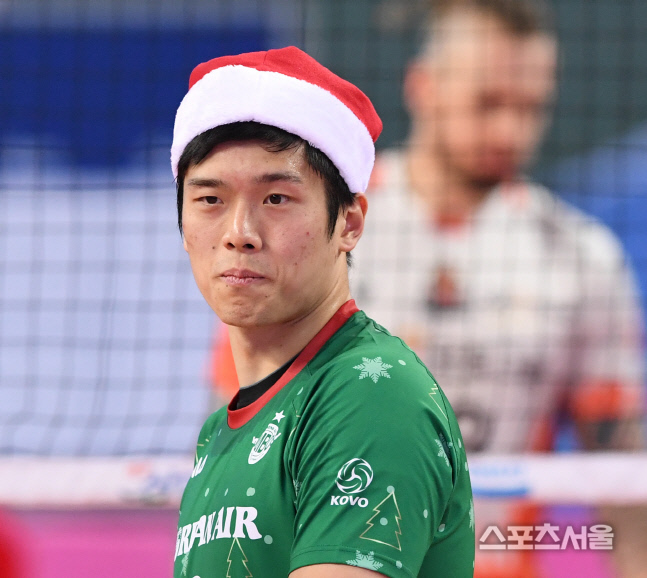 [포토] 대한항공 진지위, 산타 모자...괜찮죠?