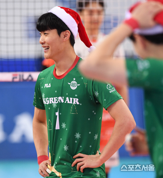 [포토] 대한항공 임재영, 산타 모자 쓰고...방긋~