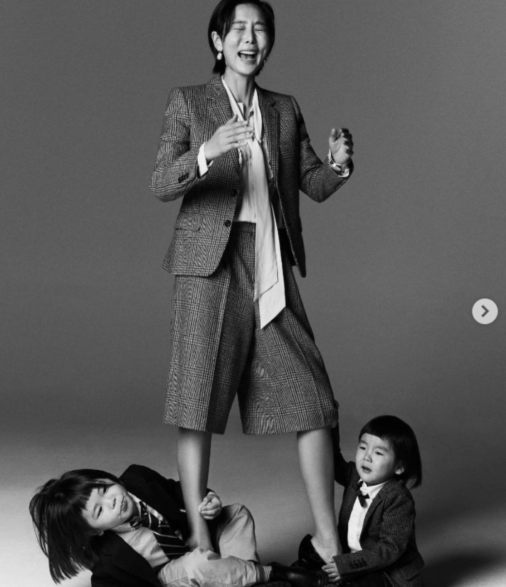 "아들아 쫌. 내 바짓가랭이..." 김나영, 비글 아들들과 함께 한 화보 비하인드컷 공개