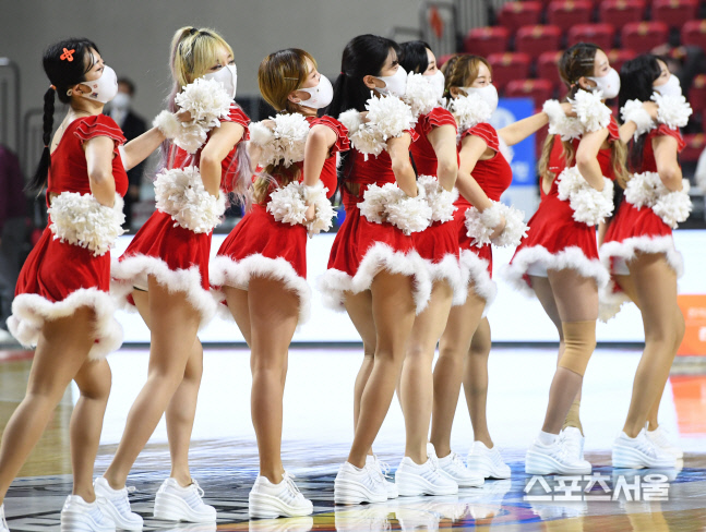 [포토] 전자랜드 치어리더, 산타걸의 응원!