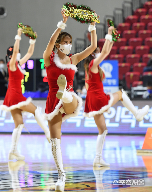 [포토] 전자랜드 치어리더, X마스 이브 승리를 위해!
