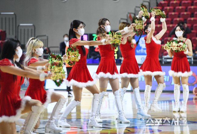 [포토] 전자랜드 치어리더, 농구장을 밝히는 산타걸 응원!