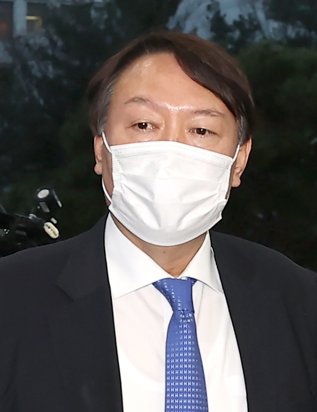 윤석열 검찰총장 업무 복귀…법원, 尹 정직 2개월 효력 정지