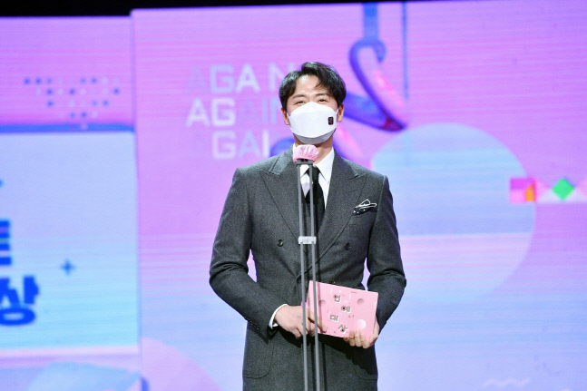 '2020 KBS 연예대상' 연정훈 "'1박2일' 하라고 추천해준 아내 한가인 고마워"
