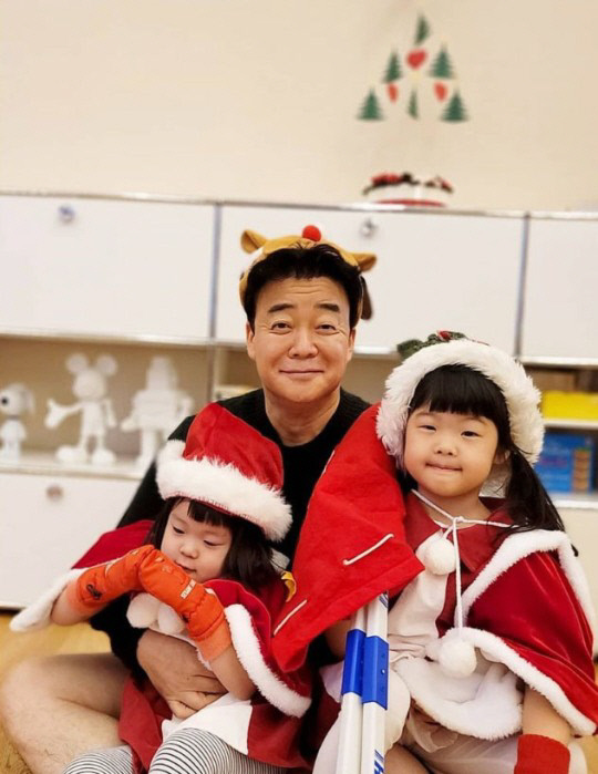 '소유진♥' 백종원, 귀요미 루돌프 변신→두 딸과 행복 한가득[★SNS]